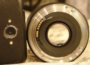 Comparação do tamanho das lentes de celular, e de uma camera semi-profisional